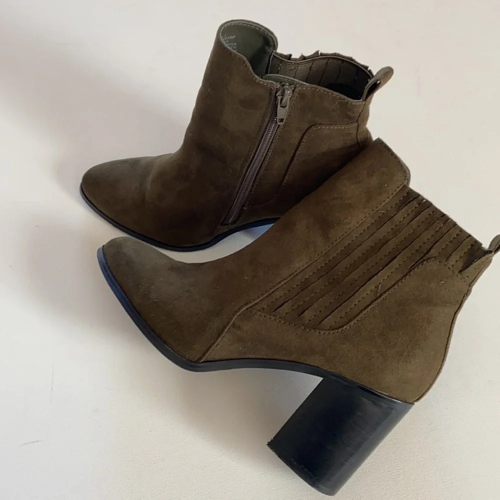 MIA‎ Blocked high-heel hunter green boots, Size 9
